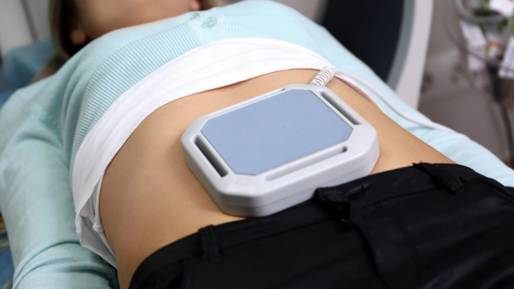 Ragazza che fa magnetoterapia